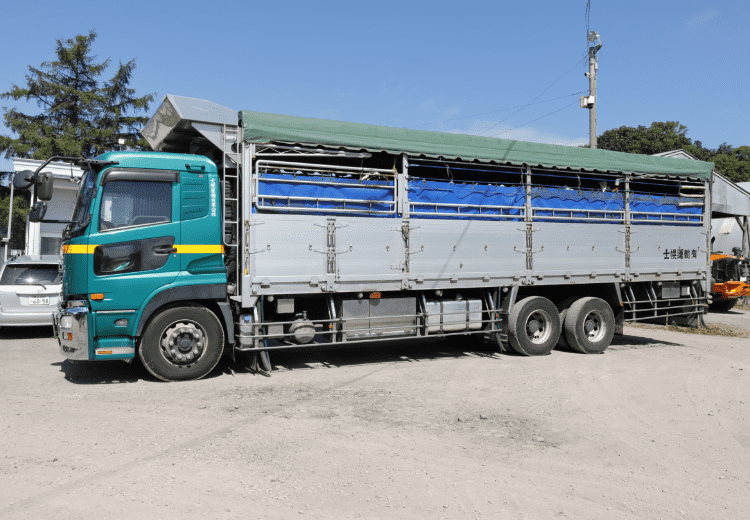 牛などの運搬に使われる家畜車